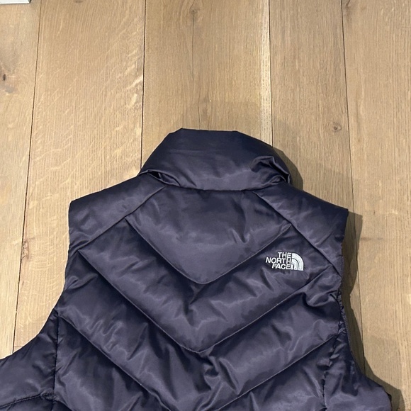 The North Face Women's Purple Quilted Down Vest EUC - Picture 9 of 11